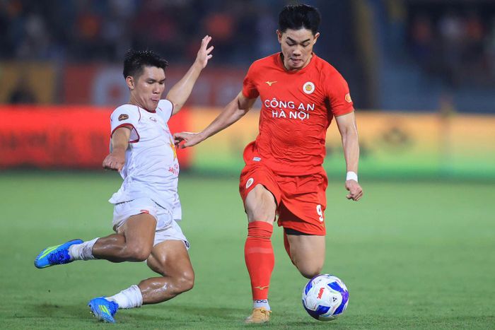 CLB Công an Hà Nội (áo đỏ) là đội có tổng giá trị đội hình cao nhất V-League 2026-2027 (Ảnh: V.A).
