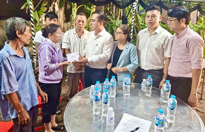 Địa phương, đơn vị, cá nhân, tổ chức, người dân cũng đến thăm hỏi động viên gia đình.