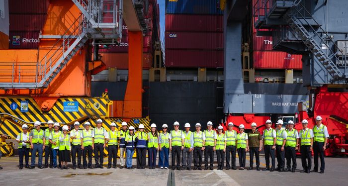 Đại diện hai cảng phối hợp hân hoan trong ngày đón tàu mẹ làm hàng tại bến chung.