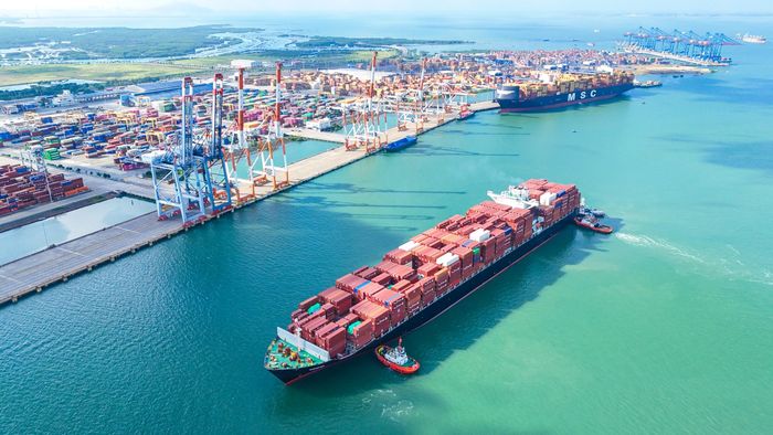 Tàu SHENZHEN dài 335,23m, trọng tải 102.517DWT là chuyến tàu mẹ đầu tiên làm hàng tại bến chung.