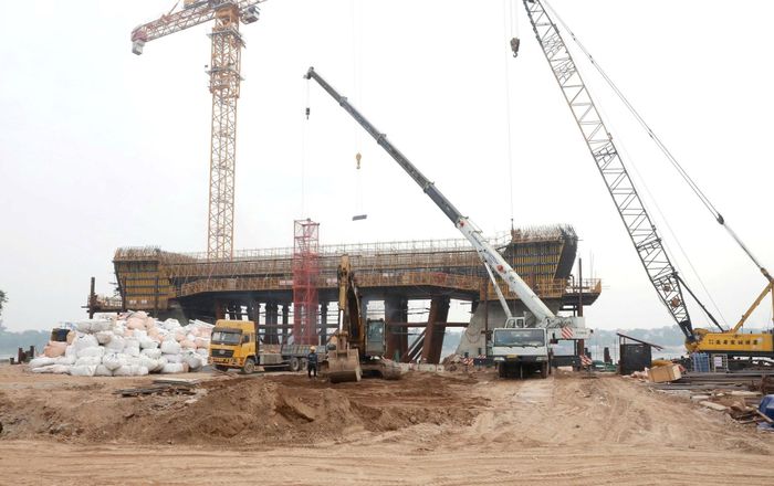 Dự án cầu Tứ Liên đang được các nhà thầu tăng tốc thi công.