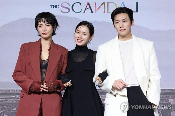 Dàn diễn viên trong phim gồm Nana, Son Ye Jin, Ji Chang Wook (từ trái sang). (Ảnh: Yonhap News Agency).