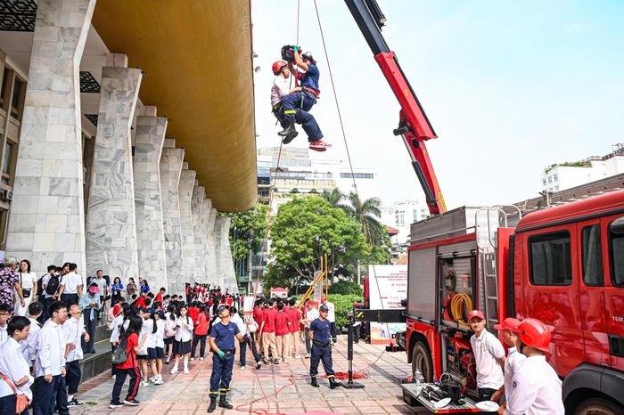 Người dân trải nghiệm xe thang tại trung tâm triển lãm.