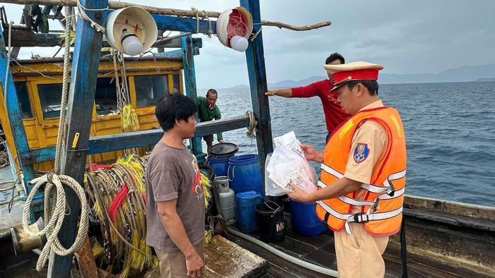 Cảnh sát đường thủy Khánh Hòa tuyên truyền an toàn, phòng ngừa thiên tai cho ngư dân hoạt động trên biển. (Ảnh: CAKH)