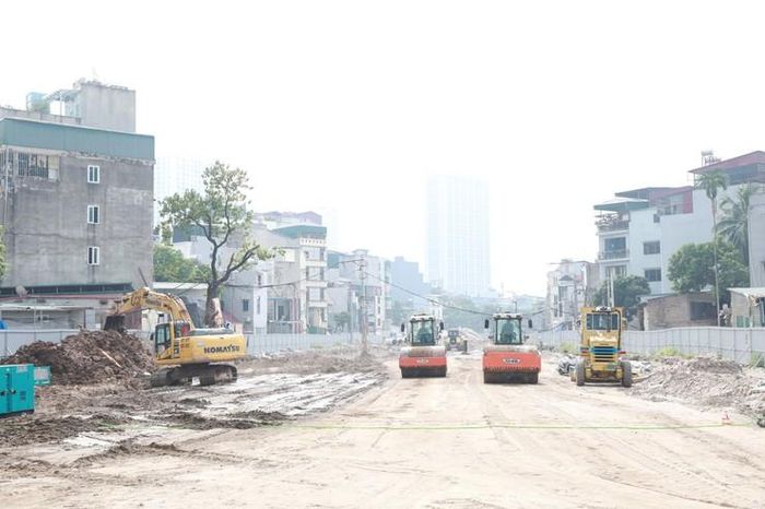 Việc thi công "3 ca, 4 kíp" được duy trì trên các đoạn tuyến. Ảnh: Phạm Hùng.