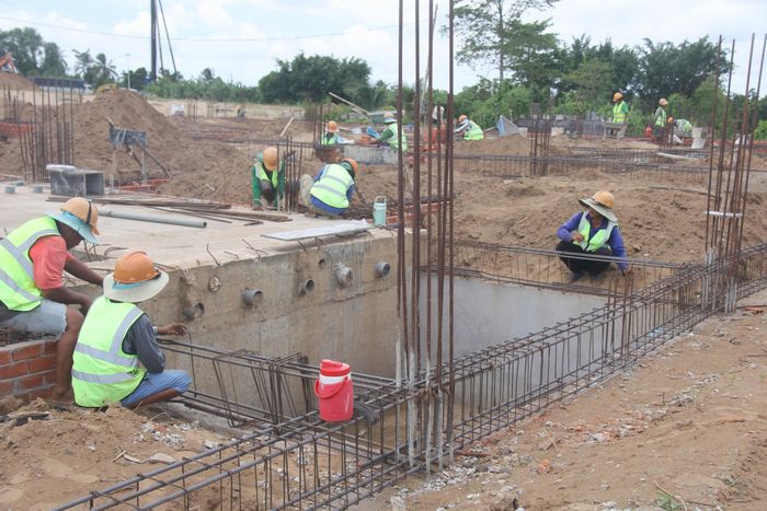 Trên công trường công nhân tranh thủ thời tiết thuận lợi, đẩy nhanh các hạng mục bó vỉa sắt, chuẩn bị đổ bê tông khu vực sàn trạm cấp nhiên liệu, sạc xe điện.