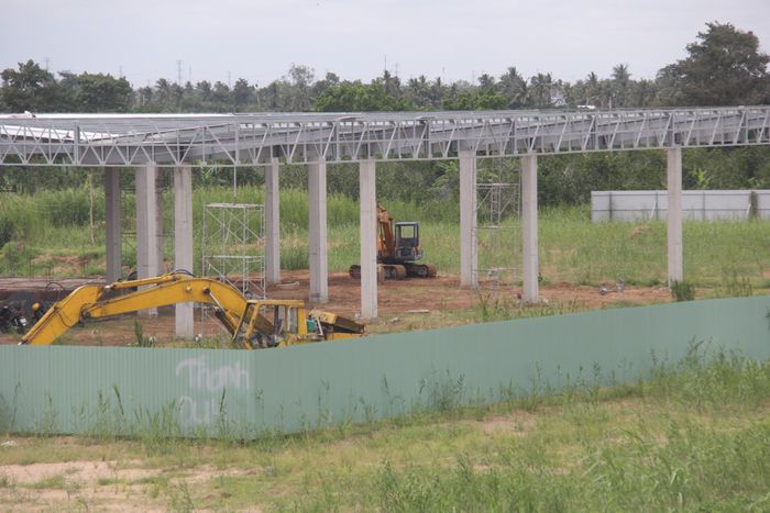 Xe cơ giới hoạt động nhộn nhịp tại trạm dừng nghỉ bên trái tuyến.