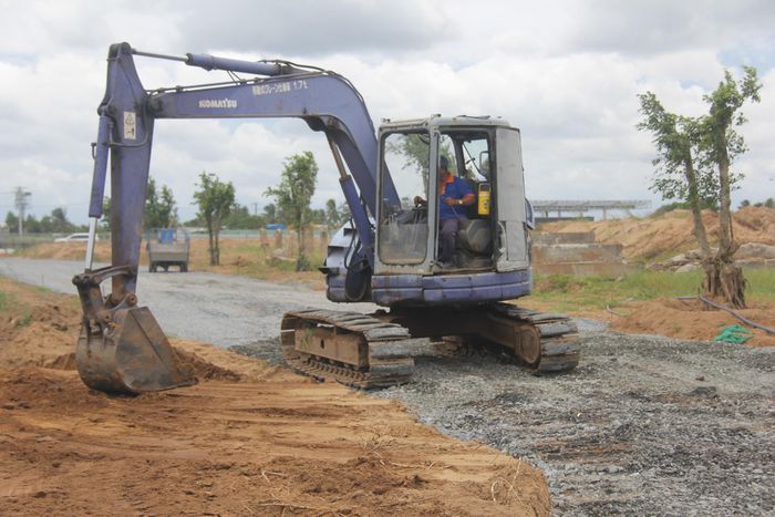 Theo ghi nhận của PV Báo Xây dựng vào sáng 9/9, tại công trường trạm dừng nghỉ cao tốc bên phải tuyến (hướng đi Cần Thơ) xe cơ giới hoạt động nhộn nhịp thi công đường giao thông, hạ tầng, bãi đỗ xe.