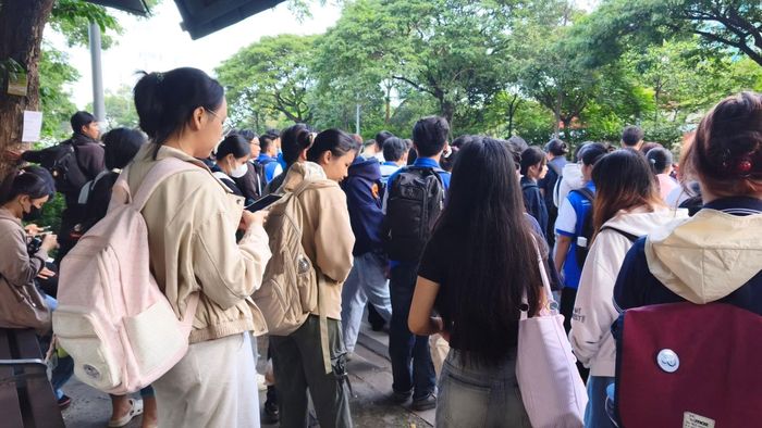 Một số chuyến xe buýt phải bỏ qua điểm dừng do đã kín khách, khiến sinh viên tiếp tục chờ chuyến sau.