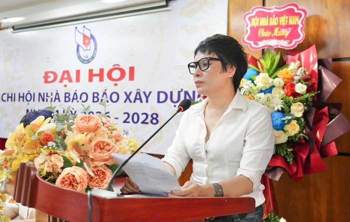 Bà Nguyễn Thị Thanh Bình, Thư ký Chi hội Nhà báo Báo Xây dựng nhiệm kỳ 2025 - 2026 trình bày báo cáo tổng kết công tác Chi hội. (Ảnh: Đặng Ngân).