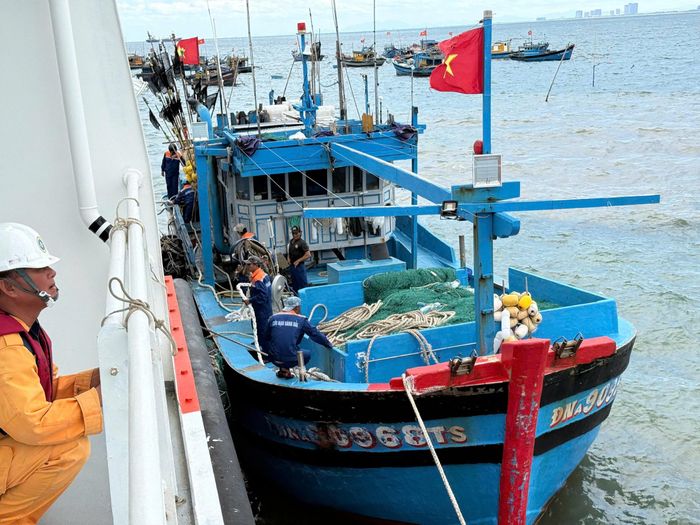 Tàu SAR 631 hỗ trợ 9 ngư dân cùng tàu cá ĐNa 90968 TS bị hỏng máy trong điều kiện thời tiết xấu do ảnh hưởng của bão số 4 trên vùng biển phía Nam đặc khu Hoàng Sa và đưa về Đà Nẵng an toàn.