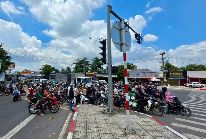 Tiếp tục điều chỉnh giao thông khu vực Cổng 11.