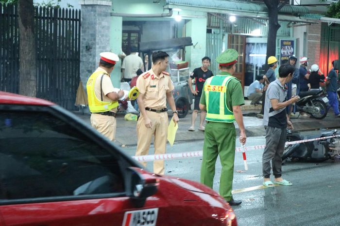 CSGT có mặt phối hợp cùng công an địa phương điều tra nguyên nhân vụ tai nạn.