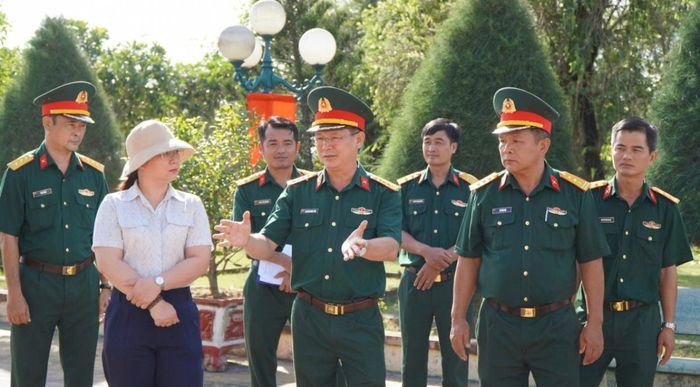 Đoàn công tác do Đại tá Nguyễn Minh Tấn, Phó Chính ủy Bộ CHQS tỉnh Tây Ninh, Phó Trưởng Ban Chỉ đạo về tìm kiếm, kiểm tra công tác chuẩn bị tại Nghĩa trang Liệt sĩ Bến Lức, tỉnh Tây Ninh. (Ảnh: Phúc Duy).