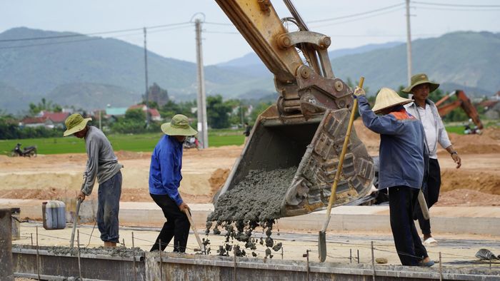 Việc cung ứng xi măng đến các địa phương thường xuyên bị chậm, không kịp thời điểm vàng để thi công các dự án giao thông nông thôn.