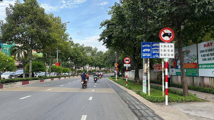 Người dân lưu thông trên đường Đồng Khởi.