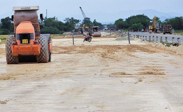 Các nhà thầu đang triển khai nhiều mũi thi công các hạng mục nền đường, cầu, cống...