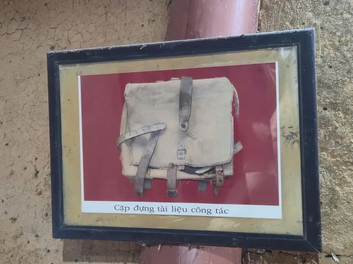 Hình ảnh cặp đựng tài liệu được lưu tại di tích.