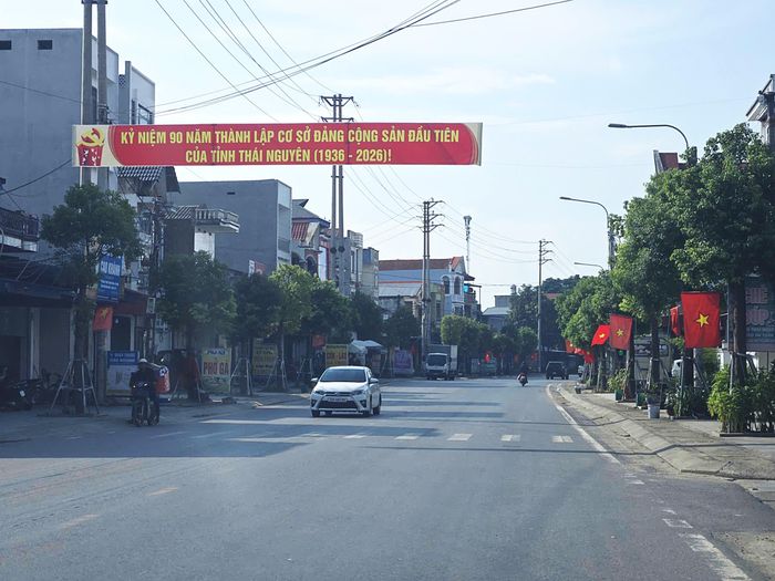 Vào những ngày này, trên những con đường dẫn vào xã La Bằng rực đỏ cờ hoa, băng rôn, khẩu hiệu. Đây cũng là địa điểm Thái Nguyên chuẩn bị tổ chức Lễ kỷ niệm 90 năm thành lập cơ sở Đảng Cộng sản đầu tiên của tỉnh (1936 - 2026).