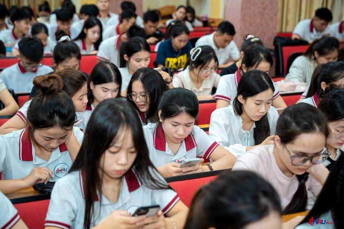 Sinh viên thực hiện các bài kiểm tra để tự đánh giá mức độ nắm vững quy định pháp luật, kỹ năng an toàn. (Ảnh: CSGTNA). 