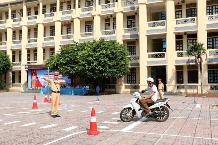 Sinh viên được thực hành kỹ năng lái xe an toàn trên sa hình. (Ảnh: CSGTNA).