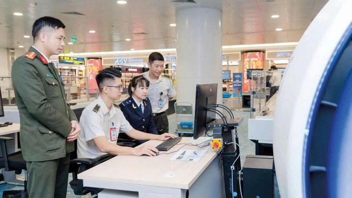 Cán bộ Hải quan sân bay quốc tế Nội Bài phối hợp với lực lượng chức năng giám sát hoạt động xuất nhập cảnh. Ảnh: HQNB