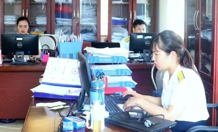 Công chức Thuế cơ sở 4 tỉnh Phú Thọ chủ động rà soát, phân loại tình trạng người nộp thuế phục vụ làm sạch mã số thuế. Ảnh: Văn Học