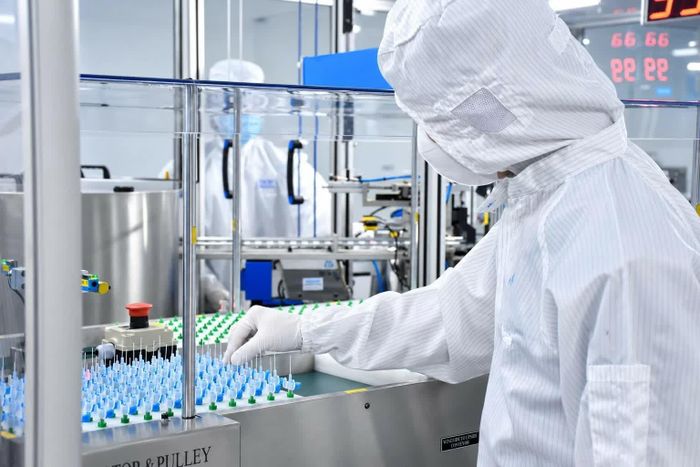Kỹ sư vận hành dây chuyền sản xuất kim luồn - một trong các sản phẩm tiêu biểu của nhà máy. Nguồn: USM