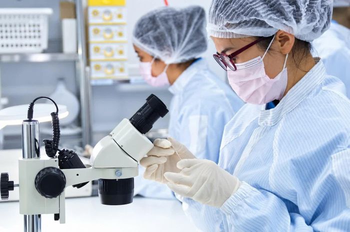 Kiểm tra độ chính xác của sản phẩm dưới kính hiển vi. Nguồn: USM