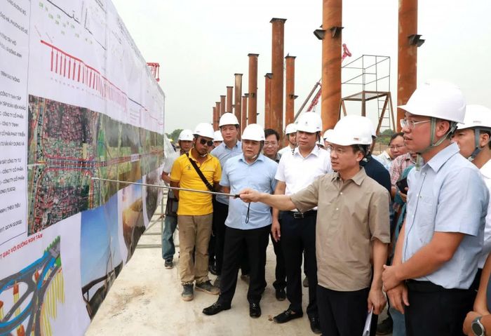 Phó Chủ tịch UBND TP. Hà Nội Bùi Duy Cường kiểm tra tiến độ thi công dự án cầu Trần Hưng Đạo. Ảnh: Phạm Linh