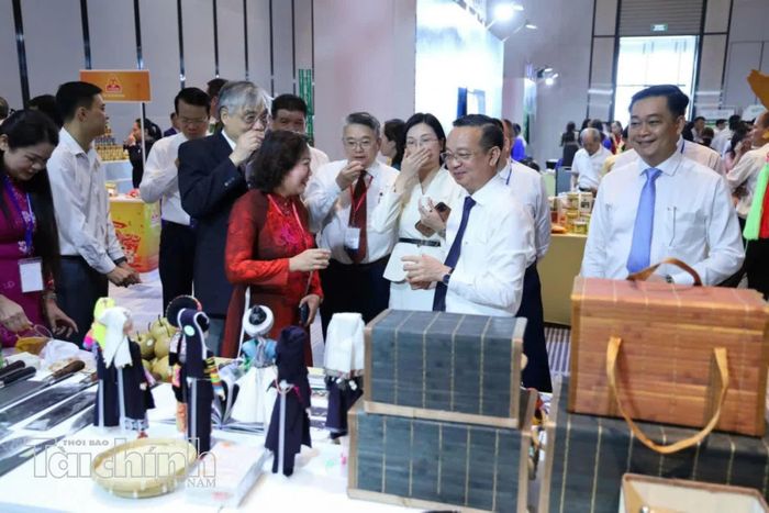 Các đại biểu dự hội nghị tham quan gian hàng giới thiệu sản phẩm đặc trưng, sản phẩm OCOP của các tỉnh, thành phố. Ảnh: Lạc Nguyên