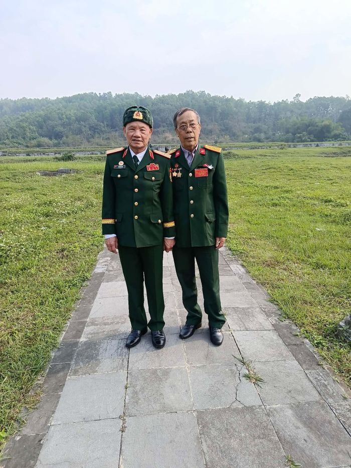 Thiếu tướng Lê Công Đoàn ( nhân chứng ) & CCB Nguyễn Minh người trực tiếp tham gia trận đánh Bù Bông ( bìa phải ) - Ảnh ; CCB Nguyễn Minh .
