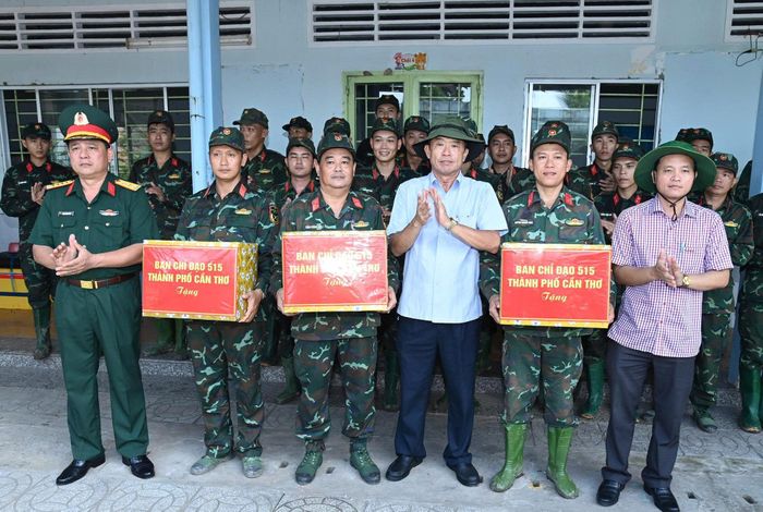Phó Chủ tịch UBND TP. Cần Thơ, Trưởng Ban Chỉ đạo 515 thành phố Nguyễn Văn Khởi thăm hỏi, tặng quà đến lực lượng làm nhiệm vụ tìm kiếm, quy tập và định danh hài cốt liệt sĩ