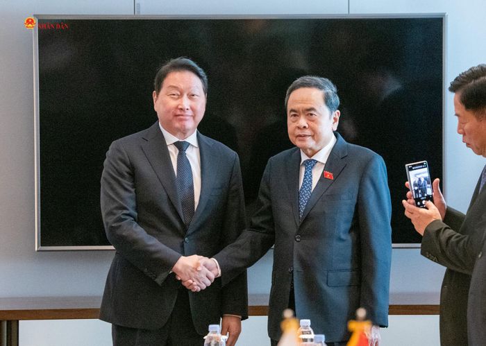 Chủ tịch Quốc hội Trần Thanh Mẫn tiếp Chủ tịch Tập đoàn SK Chey Tae-Won. Ảnh: Lâm Hiển