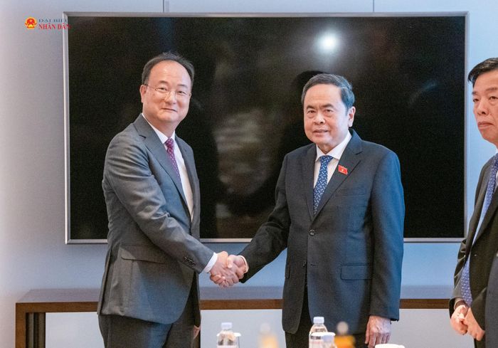 Chủ tịch Quốc hội Trần Thanh Mẫn tiếp Giám đốc điều hành LG Hyuksoo Moon. Ảnh: Lâm Hiển