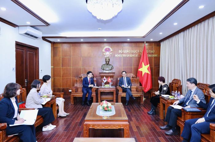 Ngày 5/3/2026, quyền Bộ trưởng Giáo dục Hoàng Minh Sơn đã tiếp và làm việc với Bộ trưởng Bộ Giáo dục Hàn Quốc Choi Kyo Jin cùng đoàn công tác