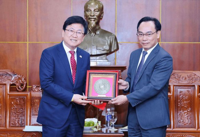 Quyền Bộ trưởng Giáo dục Hoàng Minh Sơn trao quà lưu niệm cho Bộ trưởng Bộ Giáo dục Hàn Quốc Choi Kyo Jin