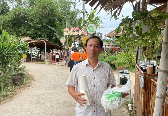 Chợ quê phát động những hộ kinh doanh và du khách nói không với túi nilon và sản phẩm nhựa dùng một lần