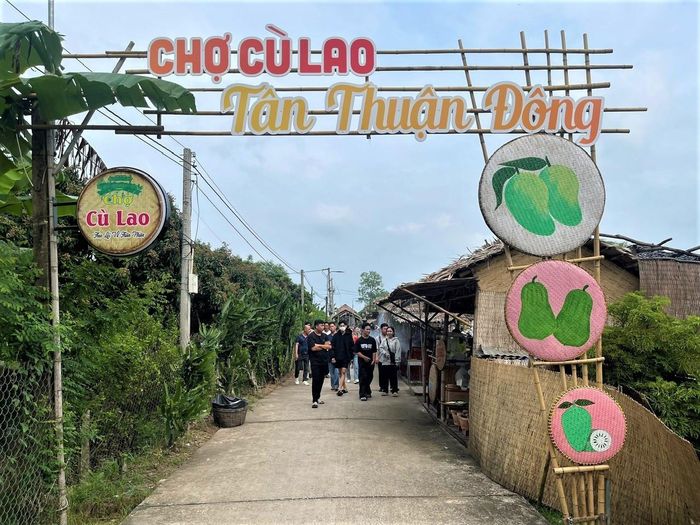 Chợ quê cù lao Tân Thuận Đông đang trở thành điểm đến cho nhiều du khách vào dịp cuối tuần và lễ, tết