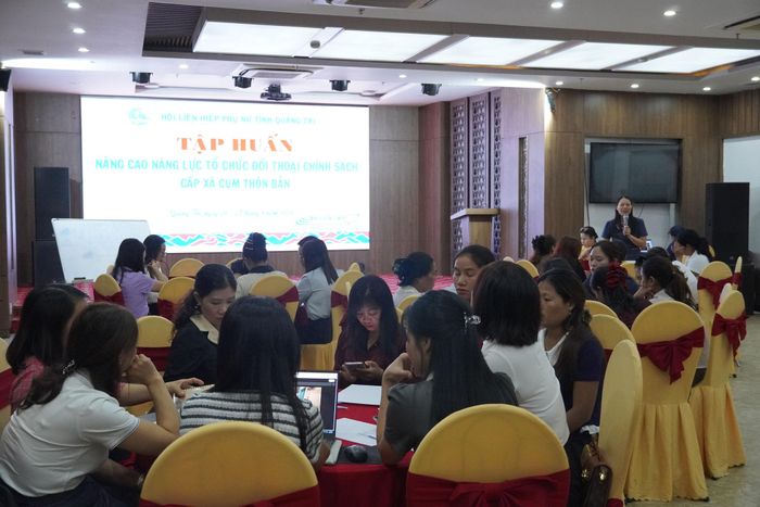 Lớp Tập huấn nâng cao năng lực tổ chức đối thoại chính sách cấp xã, cụm thôn bản. Ảnh: Khánh Trinh