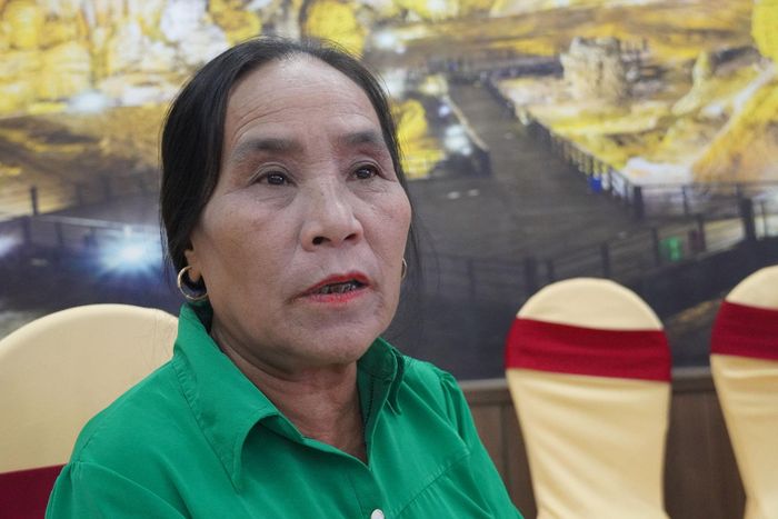 Bà Phạm Thị Lâm chia sẻ về hành trình gắn bó với bản làng. Ảnh: Khánh Trinh