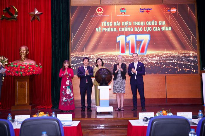 Nghi thức kích hoạt và đưa Tổng đài điện thoại quốc gia về phòng, chống bạo lực gia đình vào vận hành. Ảnh: BTC