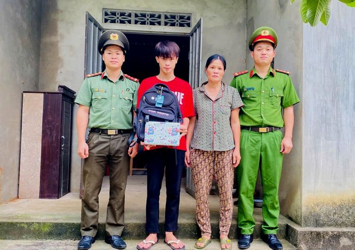 Công an xã Mai Hoa tặng quà cho em Tuấn Anh