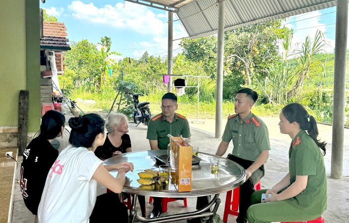 Cán bộ Công an xã Vũ Quang hỏi thăm, chia sẻ động viên với gia đình em Thương