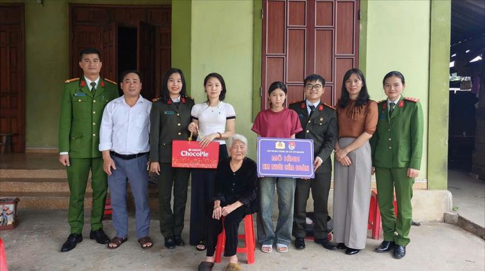 Cán bộ Công an xã Vũ Quang tặng quà cho 3 bà cháu của Thương