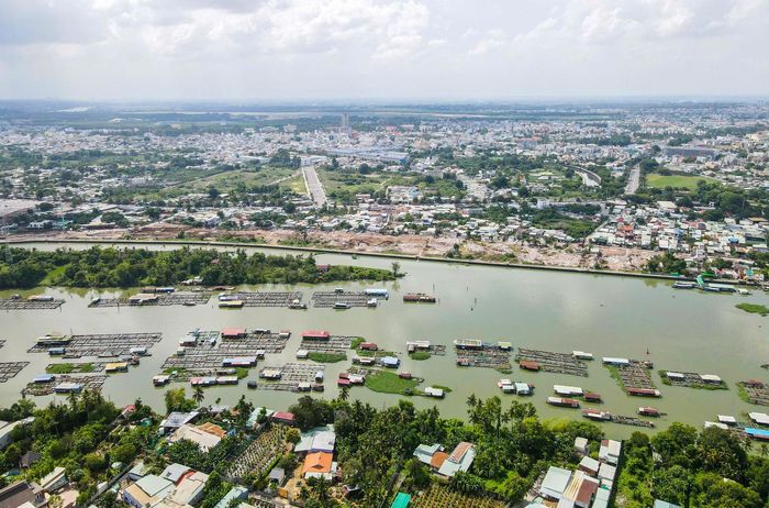 Mật độ lồng, bè lớn không bảo đảm an toàn giao thông đường thủy, cảnh quan, môi trường và chất lượng nguồn nước. Ảnh: Văn Dũng