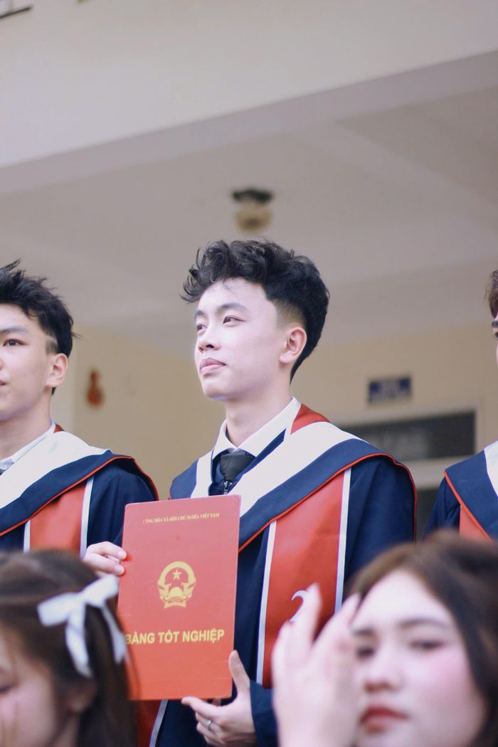  Tấn Tài hy vọng khi nhìn lại quãng thời gian đại học, mình không chỉ có trong tay một tấm bằng, mà còn trở thành một người trưởng thành, tự tin và có trách nhiệm hơn. Ảnh: NVCC