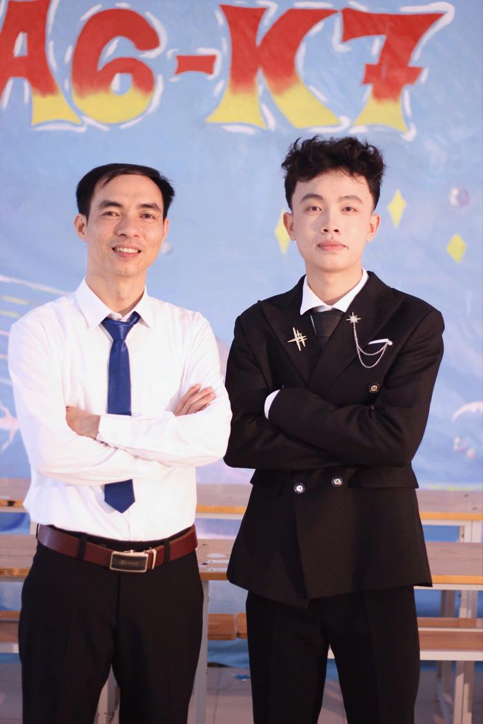 Thầy chủ nhiệm cũng là người luôn đồng hành với nam sinh trong suốt những năm tháng học tập, rèn luyện. Ảnh: NVCC