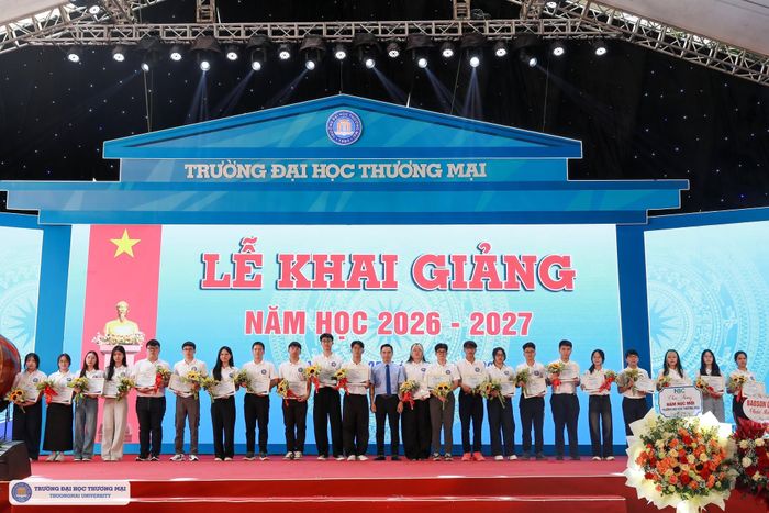 Tấn Tài trở thành một trong những tân sinh viên được Trường Đại học Thương mại trao học bổng nhân dịp khai giảng năm học 2026 – 2027. Ảnh: TMU