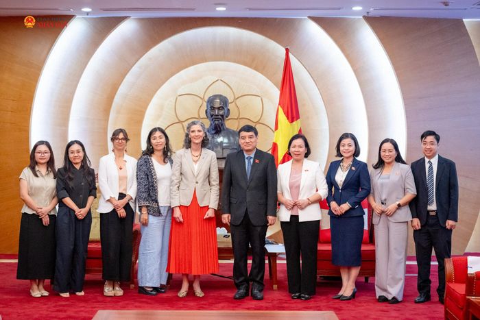 Chủ nhiệm Ủy ban Văn hóa và Xã hội Nguyễn Đắc Vinh; Trưởng đại diện Thường trú UNDP tại Việt Nam Ramla Khalidi với các đại biểu